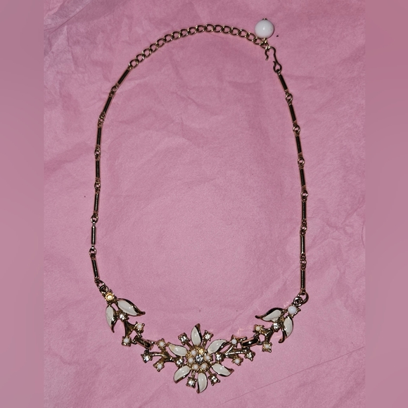 Jewelry - Vintage White Milk Glass Flower Choker Necklace